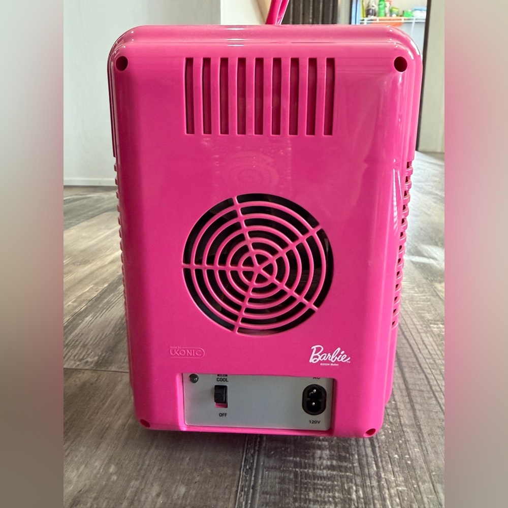 Barbie Pink and Gold mini fridge - Picture 4 of 5